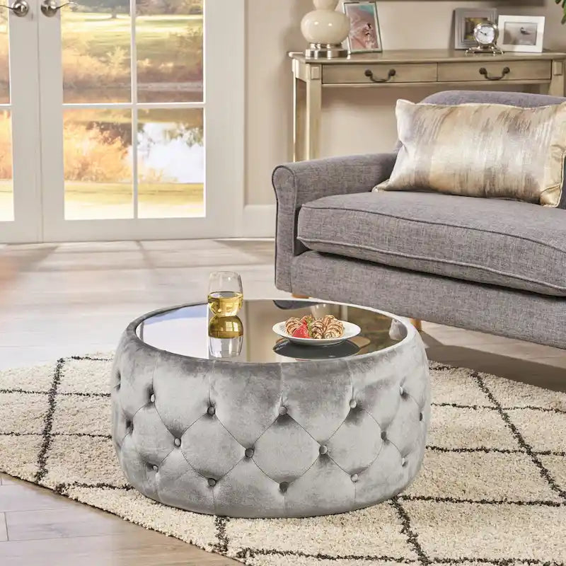 Runder, mit Knöpfen getufteter Samthocker mit Tischplatte aus gehärtetem Glas, moderner Glamour-Stil, Beige