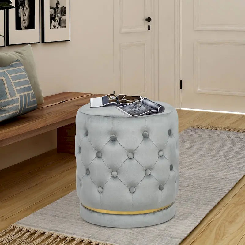 Pouf rotondo in velluto con capitonné a bottoni e base in metallo, vari colori