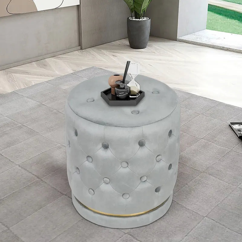 Pouf rotondo in velluto con capitonné a bottoni e base in metallo, vari colori