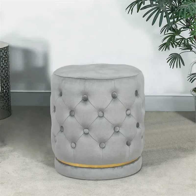 Pouf rotondo in velluto con capitonné a bottoni e base in metallo, vari colori